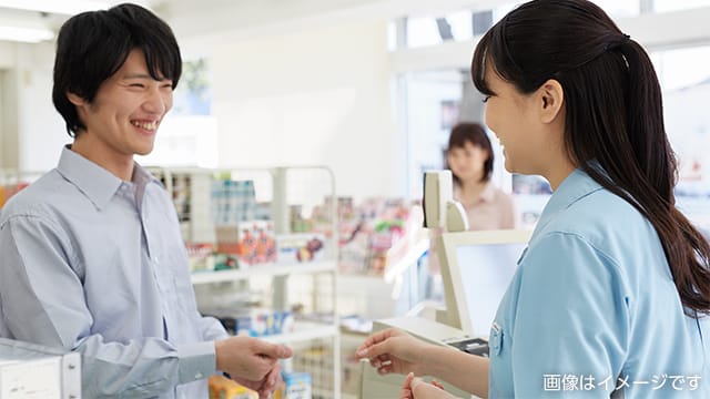 大学の書店内で店員がサンプリング商品を手渡すイメージ画像