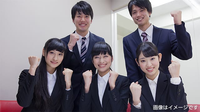 学生グループでインタビューを受けるイメージ画像