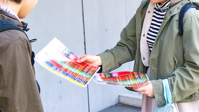 学生にサンプルを手渡している写真
