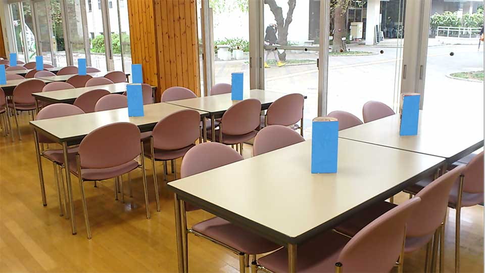 学生食堂内で学食テーブルPOP広告の実施している画像