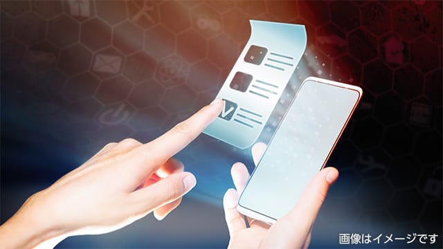 スマートフォンを操作し、Webアンケートに答えるイメージ画像